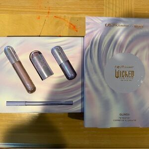 r.e.m. beauty Glinda Makeup Set — Iridescent Lavender & Pink